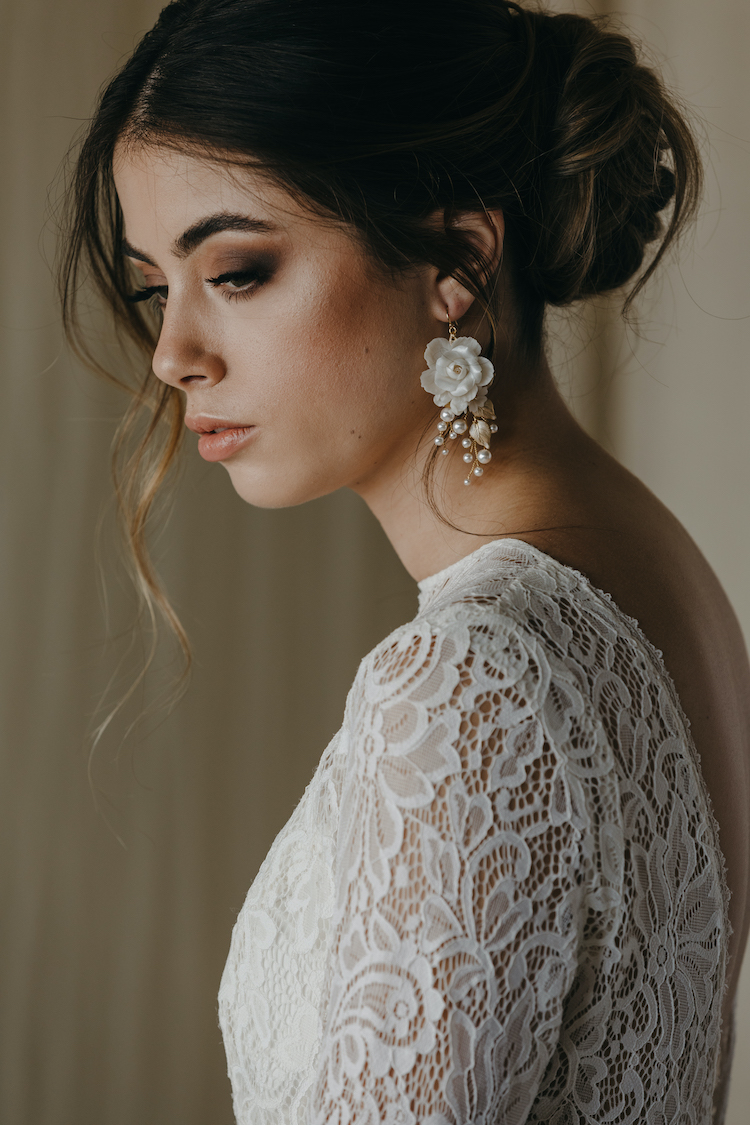 How to accessorise a lace wedding dress 6