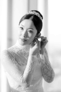 Real bride Lena wearing bespoke Everly headpiece with rhinestones - Japan 3