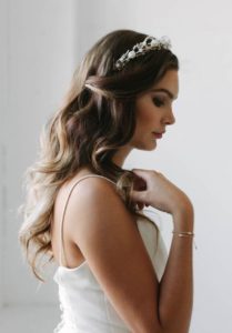 Tousled loose curls_wedding hairstyles for veils 4