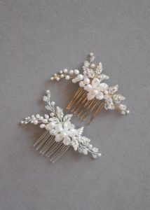 Delicate bridal hair pins for the modern bride_ARIES Pearl Bridal Hair Comb 3