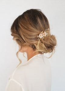 Delicate bridal hair pins for the modern bride_BLUSHING gold hair comb with blush flowers 3