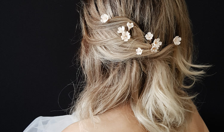 White flower hair comb for veil Back hair accessories for bride White and gold Bridal hairpiece Wedding floral headpiece