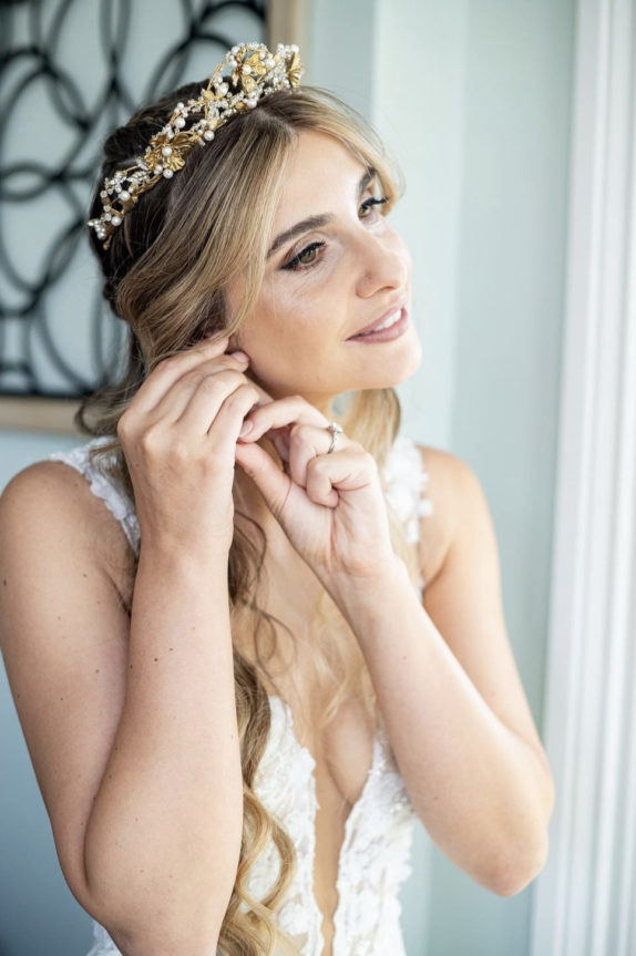 Bride Adrianna wears REINA crown 1
