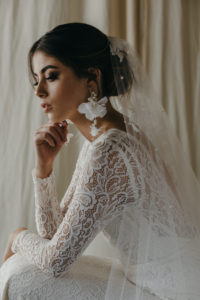 How to choose bridal earrings to suit your neckline 9