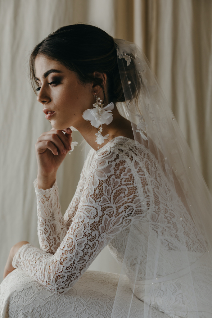 How to choose bridal earrings to suit your neckline TANIA MARAS