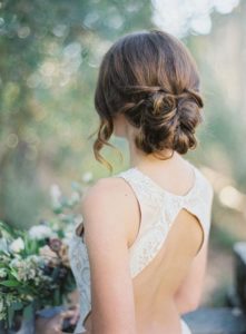 LOOSE UPDOS_Simple and stunning wedding hairstyles you'll love 14