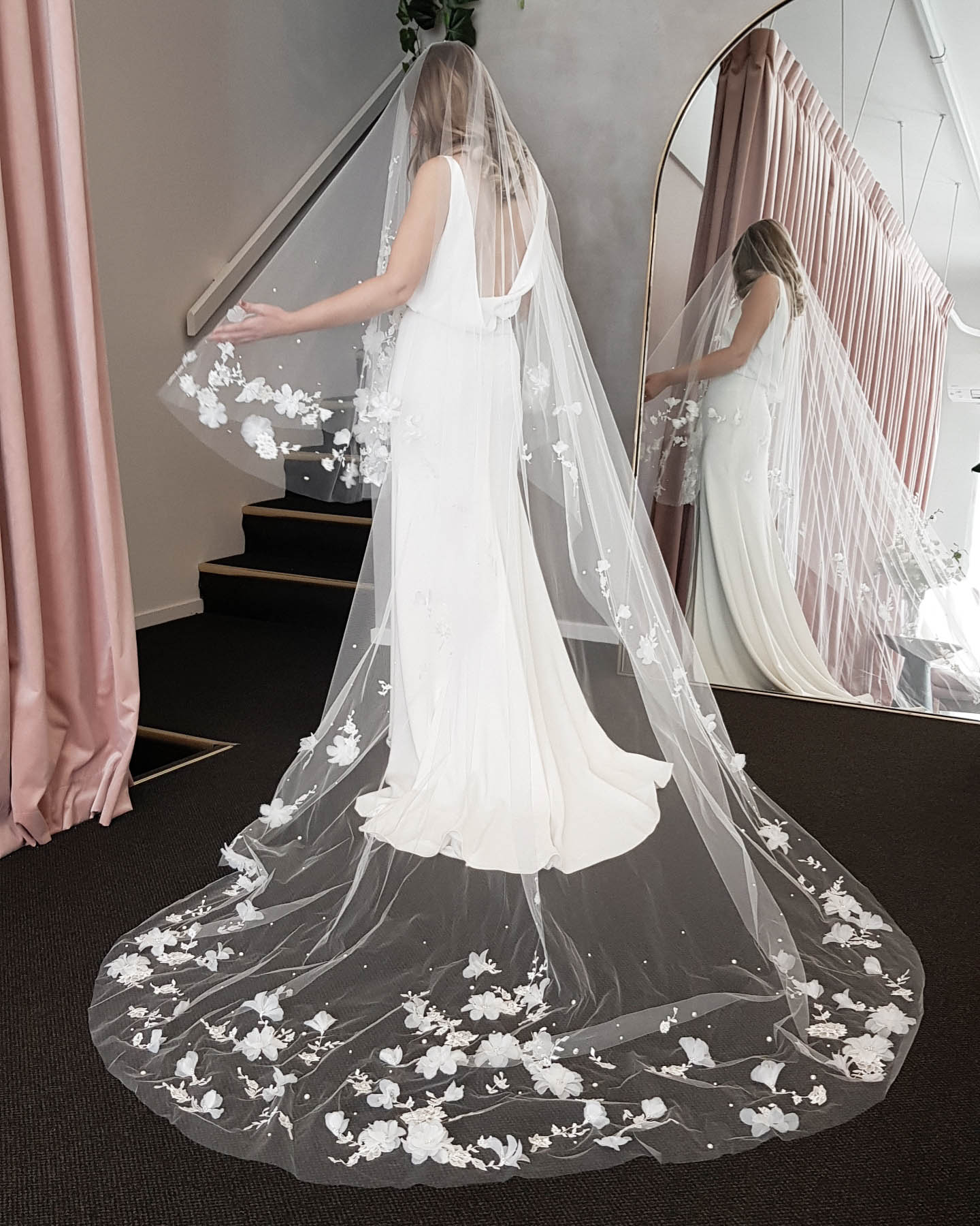 How to style a dramatic wedding veil_ATHENA wedding veil