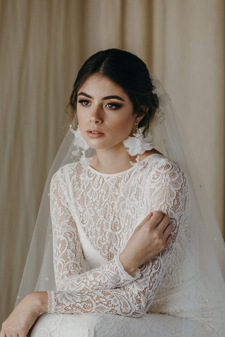 How to Accessorise a Lace Wedding Dress - TANIA MARAS BRIDAL