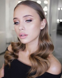 The essential guide to 2020 wedding hair_wavy hair with middle part 1