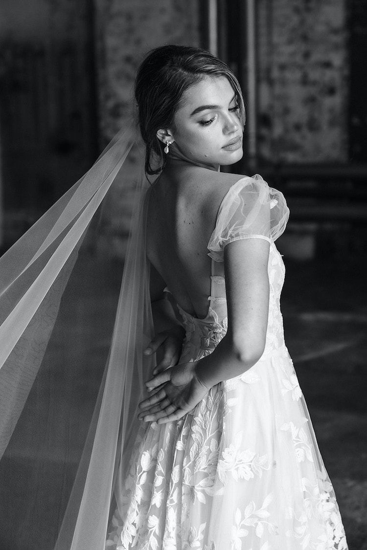 https://www.taniamaras.com/wp-content/uploads/2020/10/CALLA-LILY-wedding-veil-1.jpg