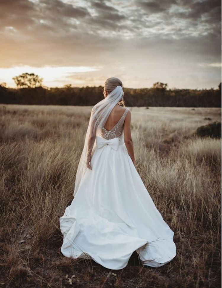 Bow wedding dress with long veil 1