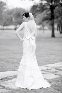 Bow wedding dress with short veil 3