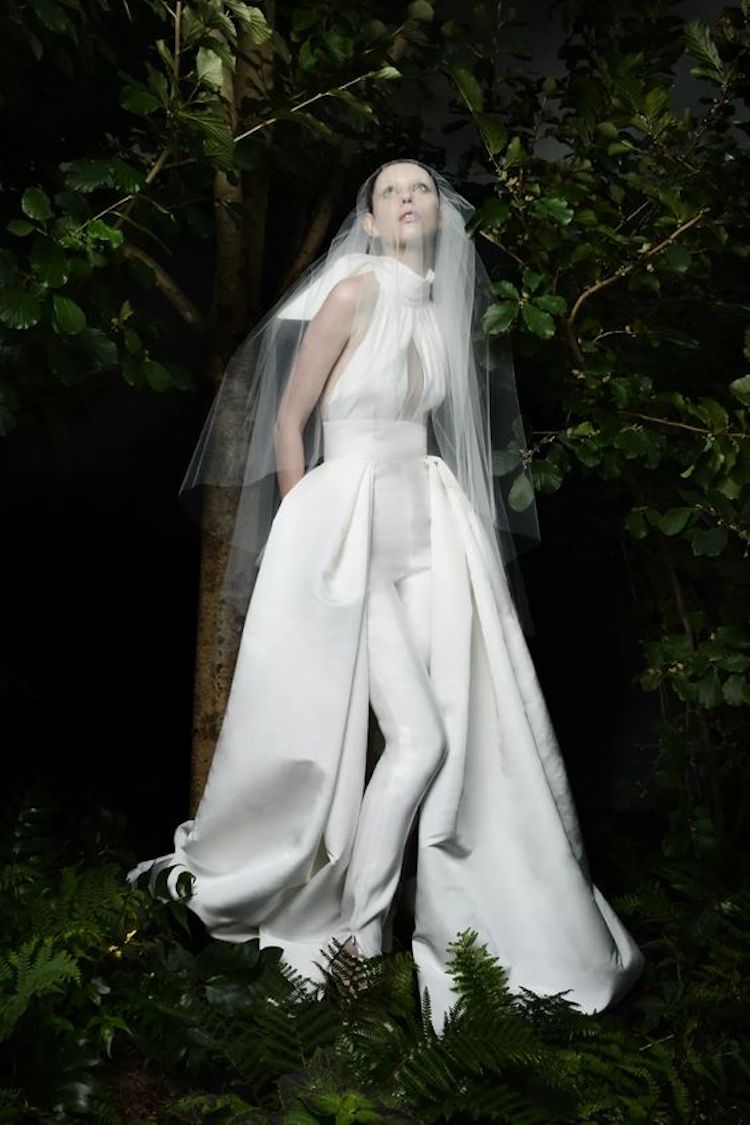 Wedding dress with bow and long veil 2