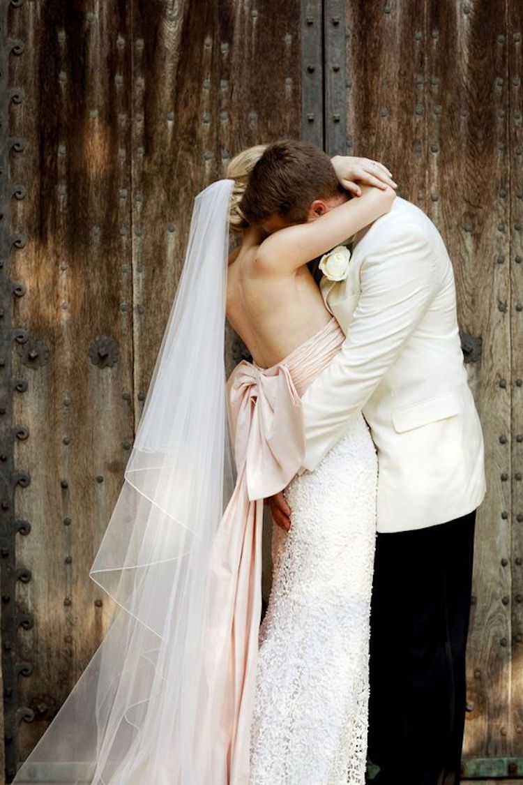 Wedding dress with bow and long veil 4