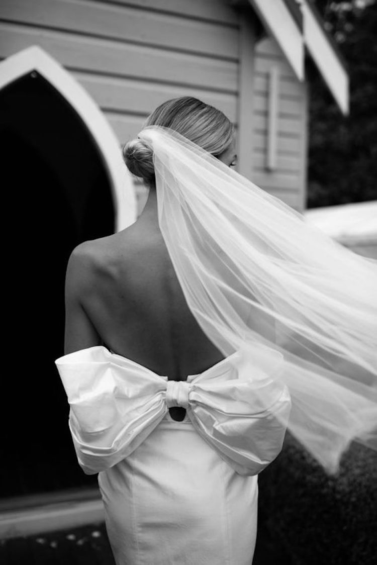 Wedding dress with bow and short veil 2