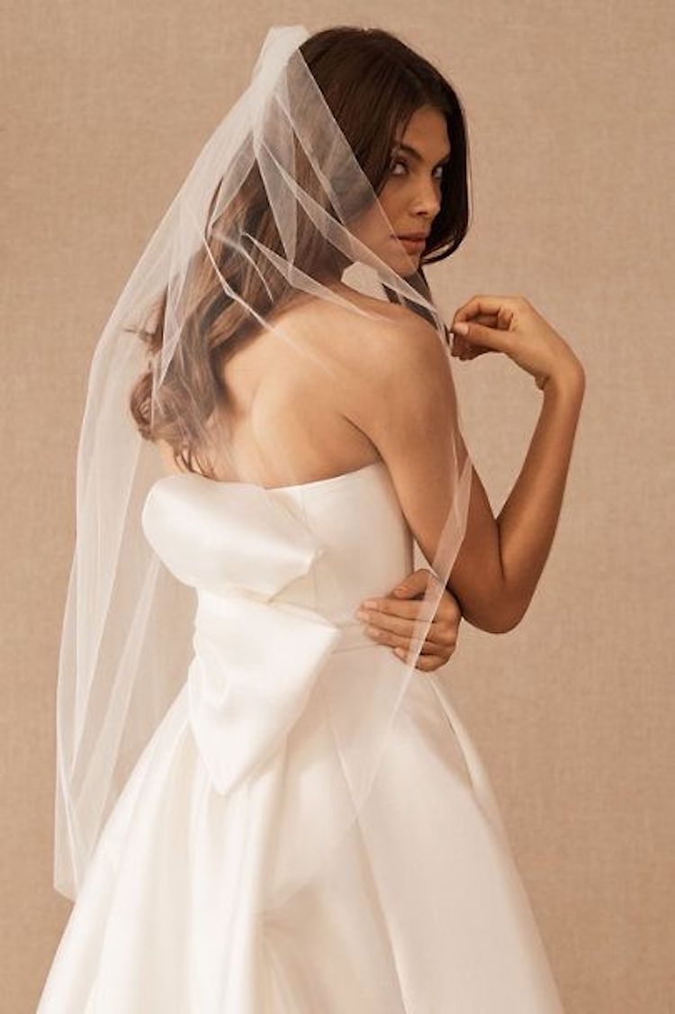 Wedding dress with bow and short veil 3