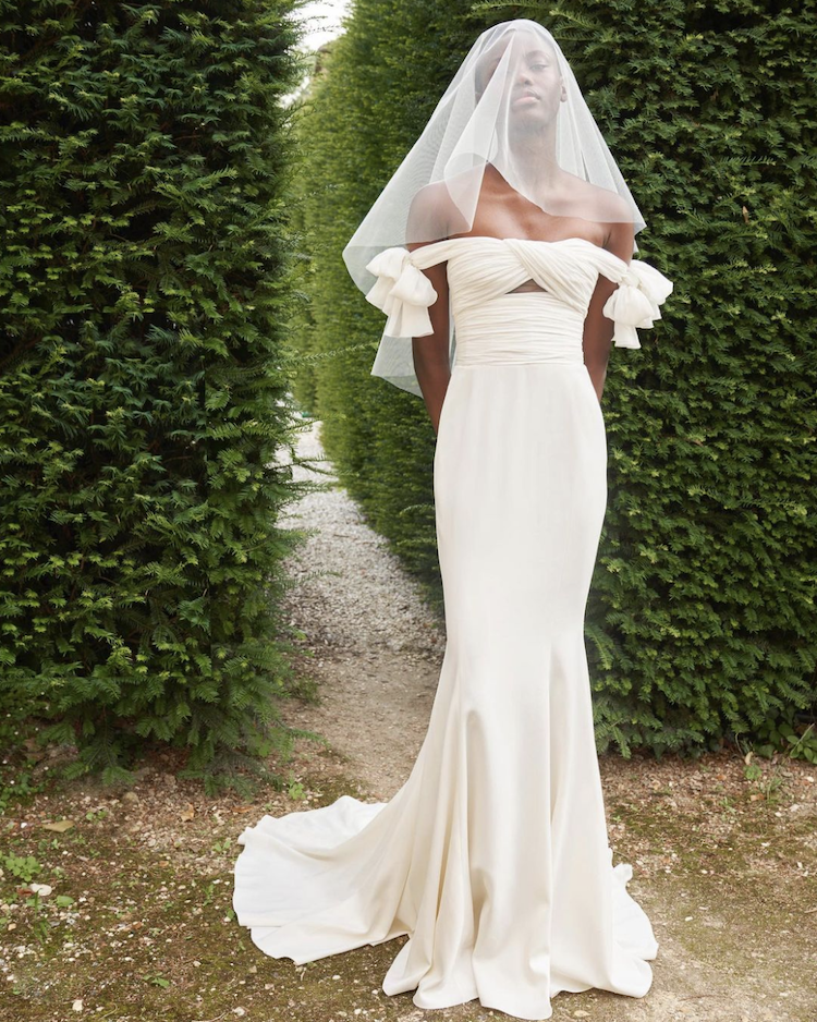 Wedding dress with bow and short veil 4