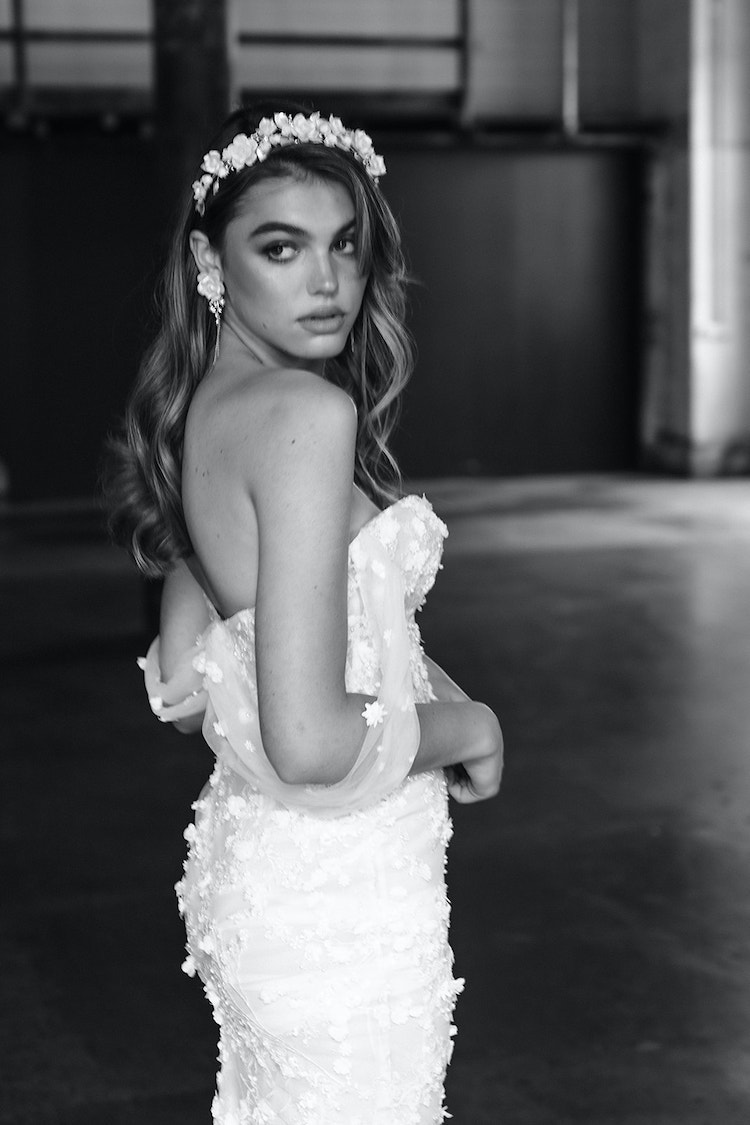 https://www.taniamaras.com/wp-content/uploads/2021/11/EVELEIGH-bridal-headband-1.jpg