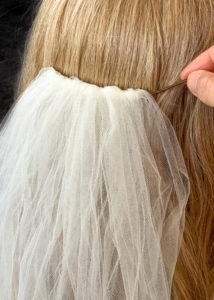 This trick will make your veil stay in place 4