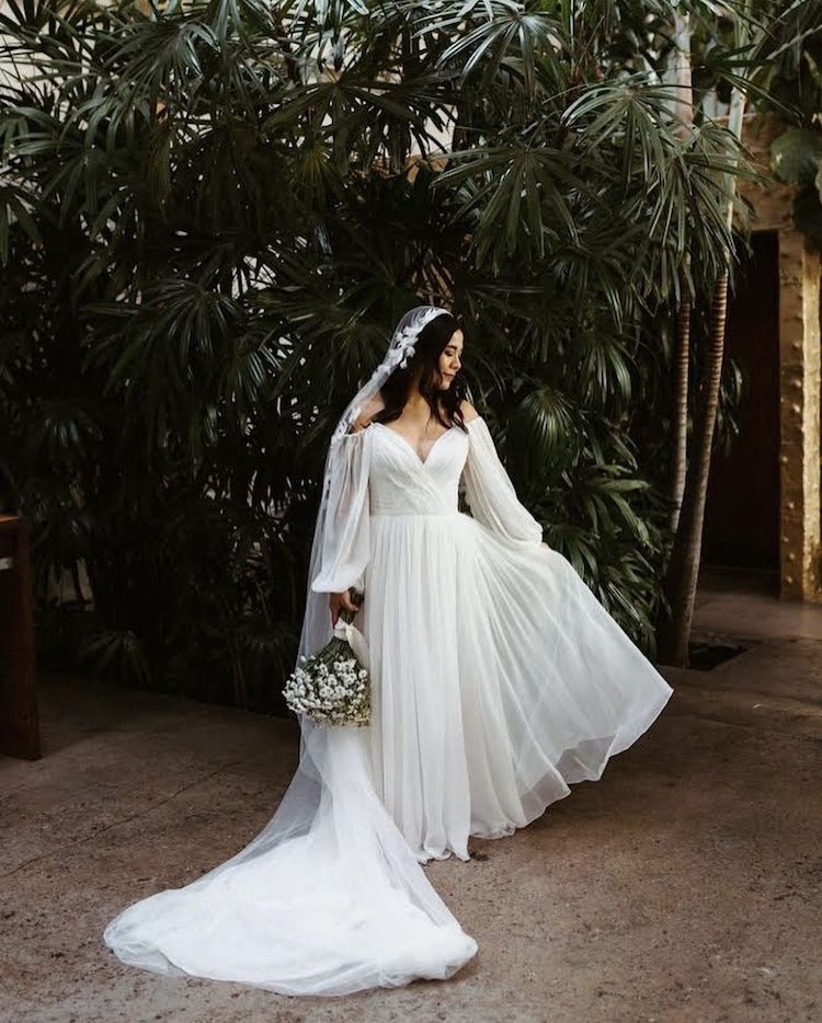 Bride Roxanne wears CARMEN veil 1
