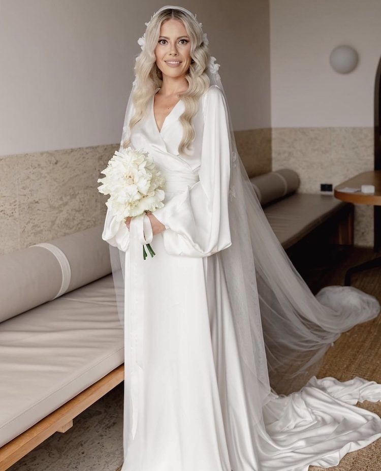 Bride Rebecca wore CARMEN veil at 320cm 3