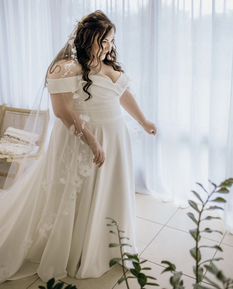 How to Accessorise a Lace Wedding Dress - TANIA MARAS BRIDAL