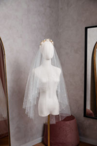 Need help to accessorise your wedding dress 6