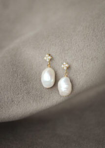 CLOVER pearl drop earrings 1