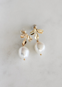 Gold bridal earrings for the style obsessed bride 16
