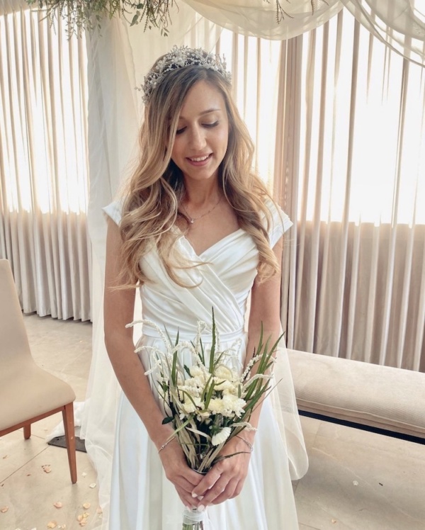 Bride Hadas Wears Medici Crown In Silver 1.jpg