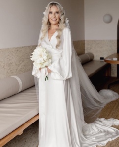 Bride Rebecca Wore Carmen Veil At 320cm 3.jpg