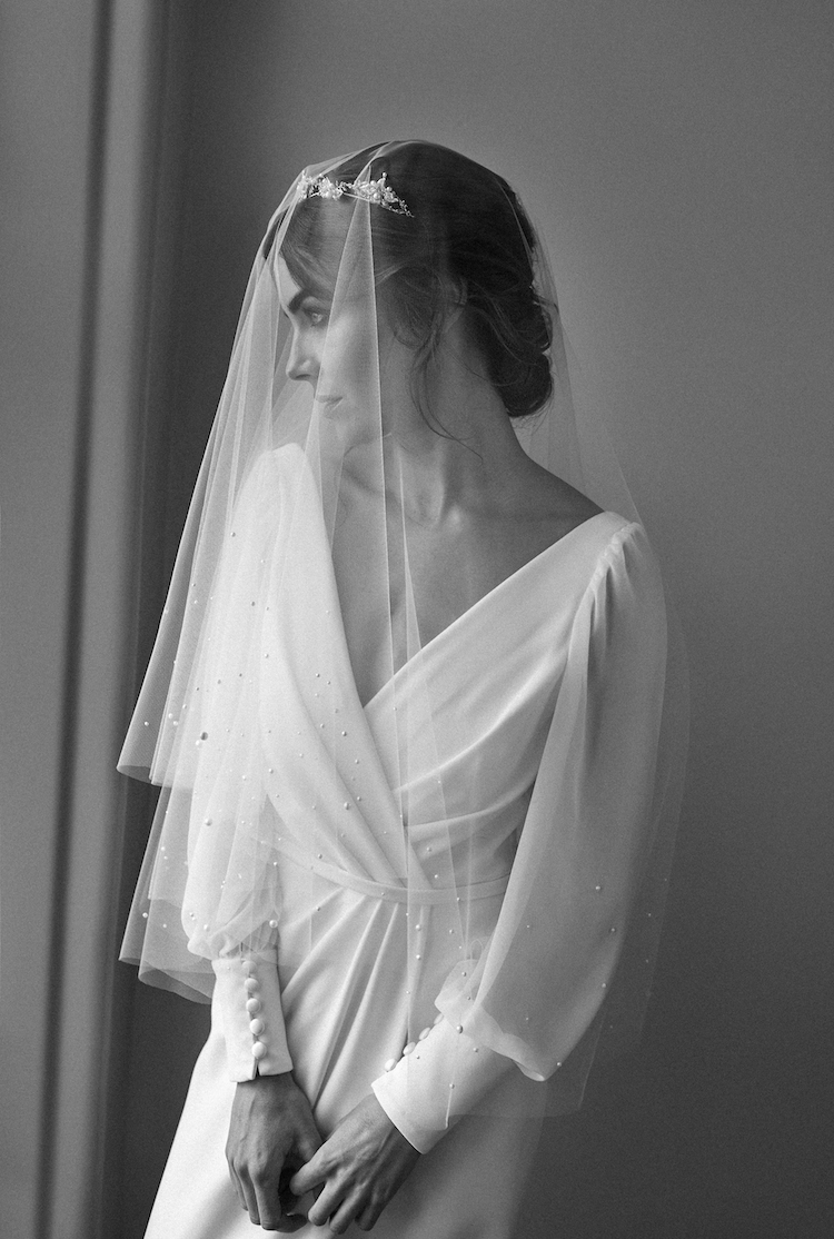 LUMIERE fingertip veil with pearls