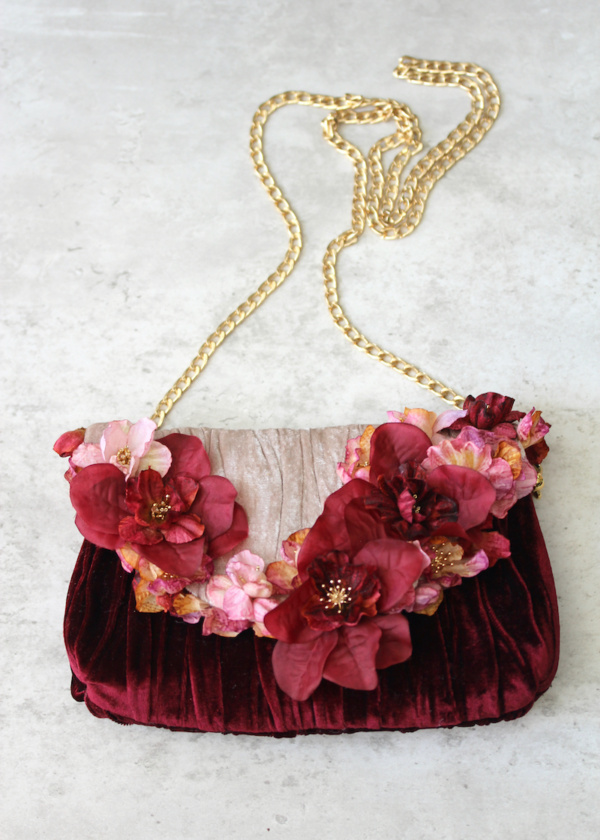 Lionheart Embellished Clutch With Chain 1