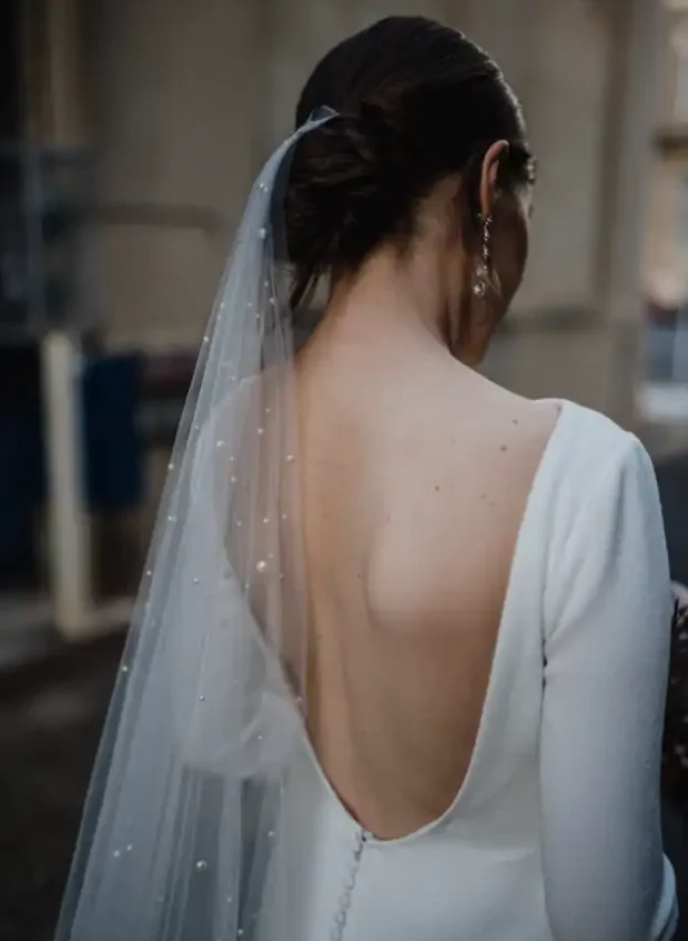 102 Bride Caitlin Wears Dewberry Veil With Pearls 2 692x1024