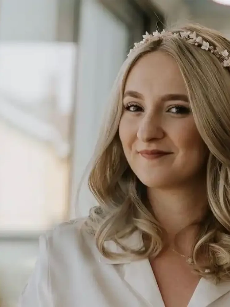 107 Bride Helen Wears Custom Blush Freya Headband 2 1000x791