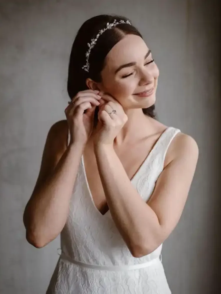 124 Bride Abbey Wears Ruben Headband 1 750x927