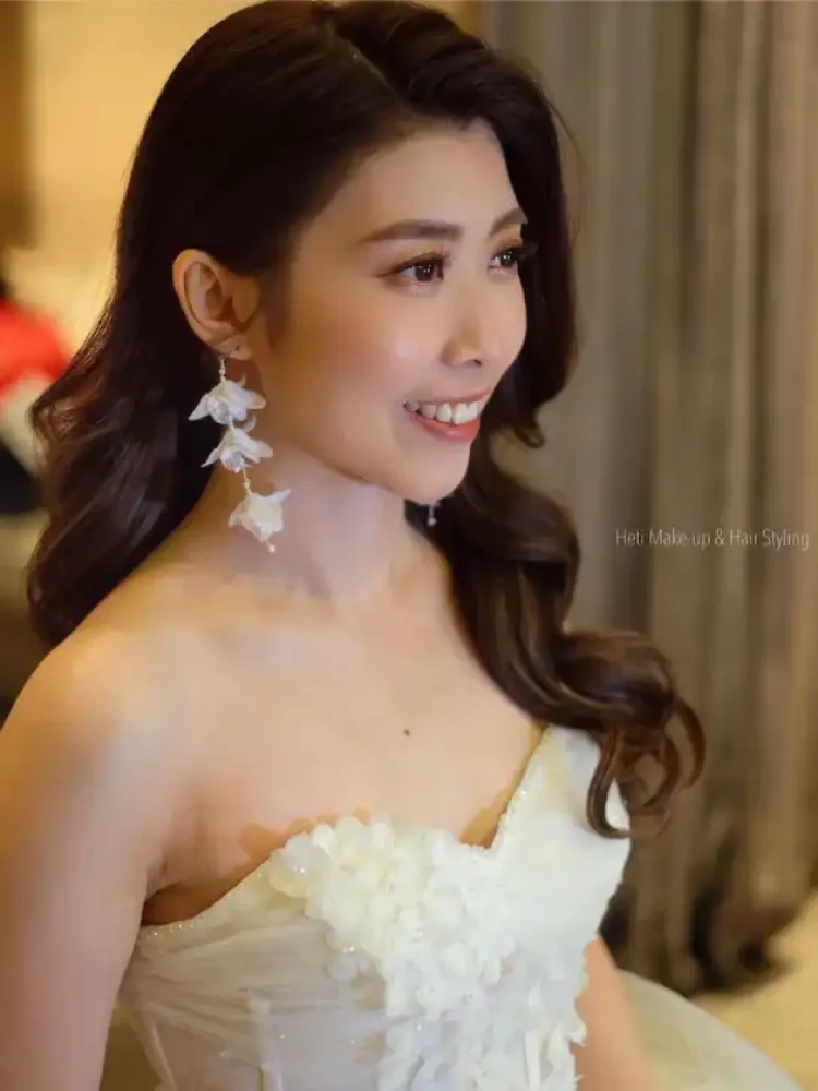 21 Bride Joanne Wears Willow Earrings 750x933