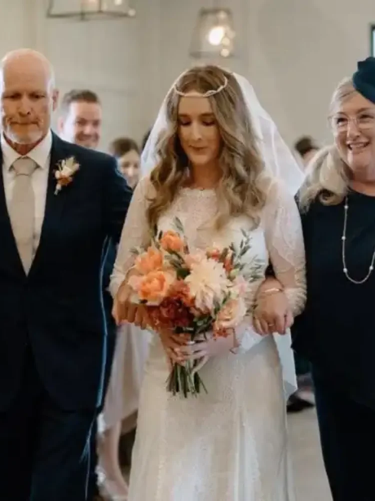 253 Bride Amy Wears Moss Tiara 1 1024x681