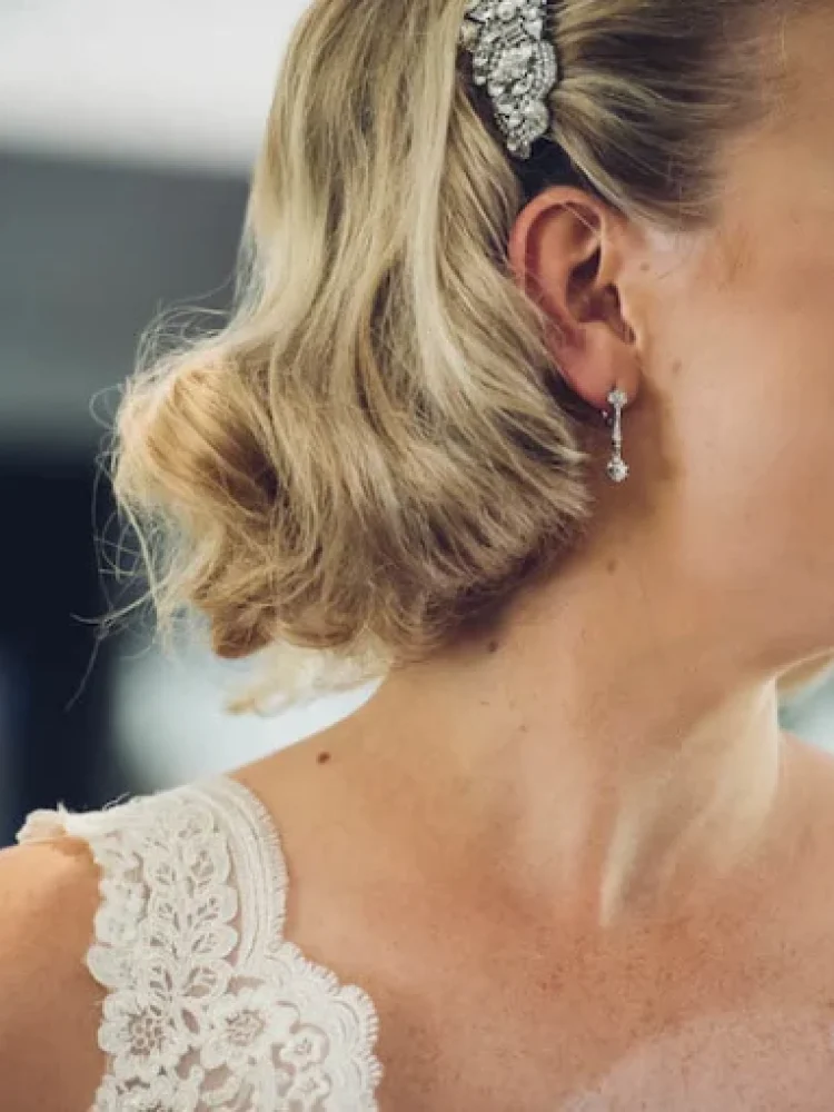 Bride Erin Wearing Silver Rhinestone Bridal Comb 1 850x567