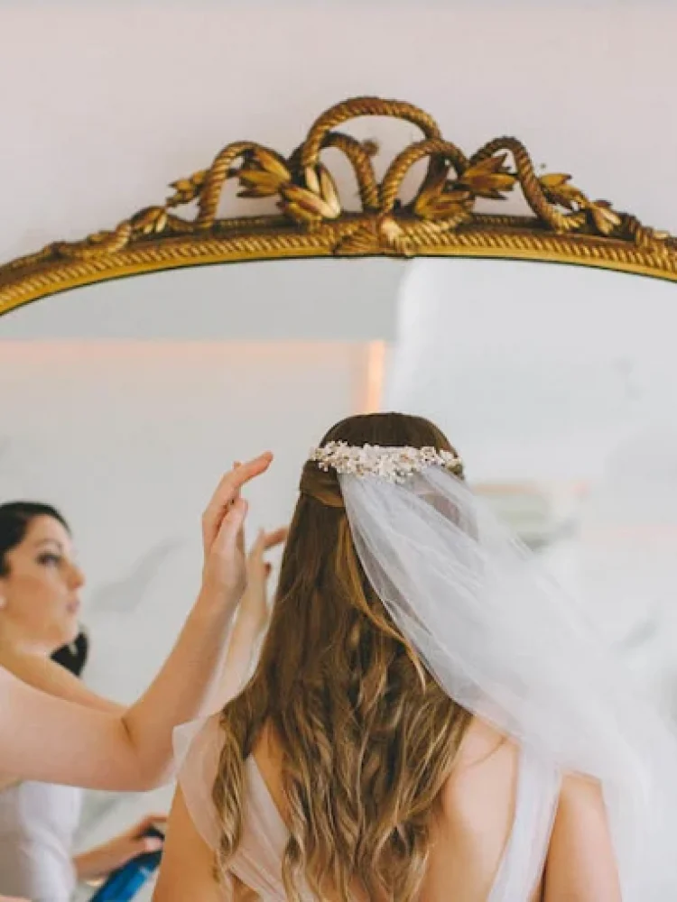 Bride Frances Wearing Sonnet Headpiece And Amora Veil 1 850x566