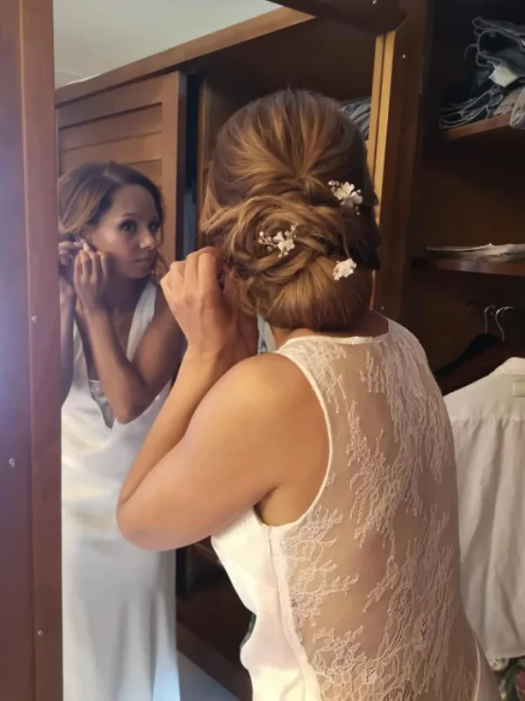 Bride Shivonne Wearing Briar Rose Hair Pins In Rose Gold 750x980