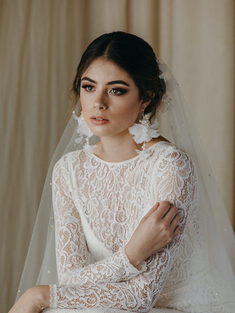 How To Accessories A Lace Wedding Dress 29