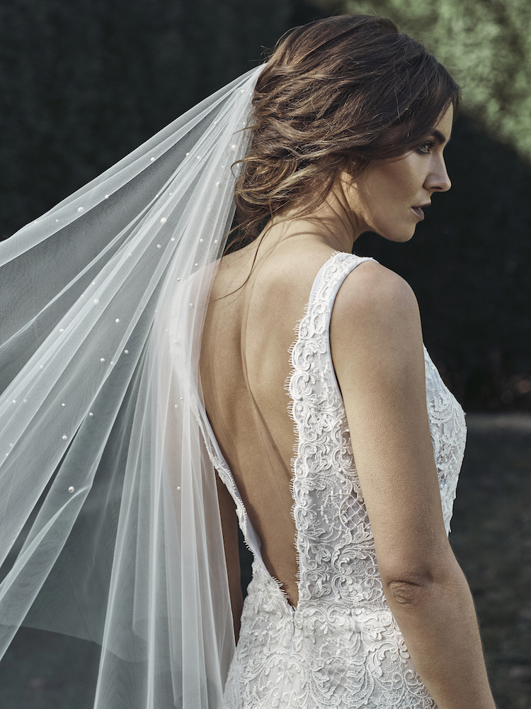 How To Accessorise A Lace Wedding Dress 10
