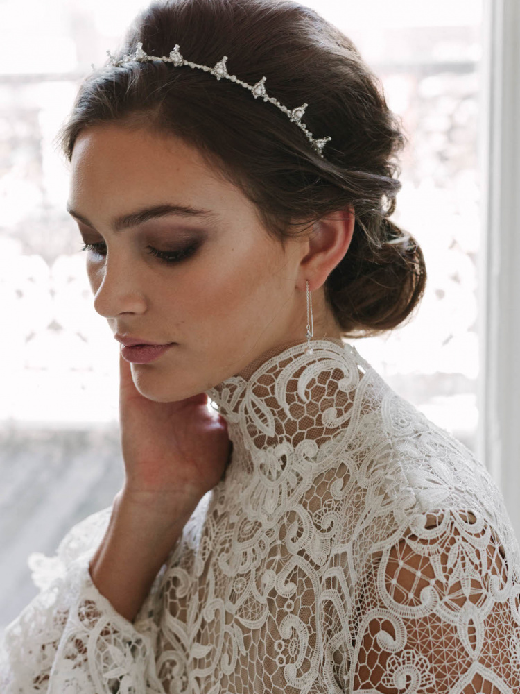 How To Accessorise A Lace Wedding Dress 12