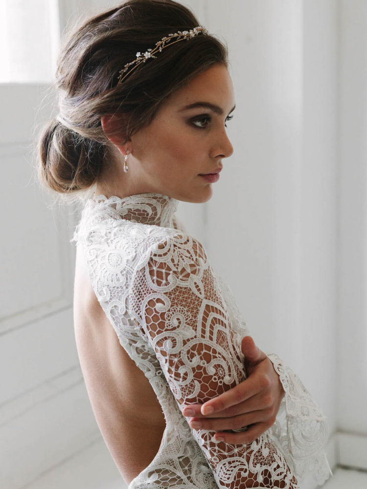 How To Accessorise A Lace Wedding Dress 13