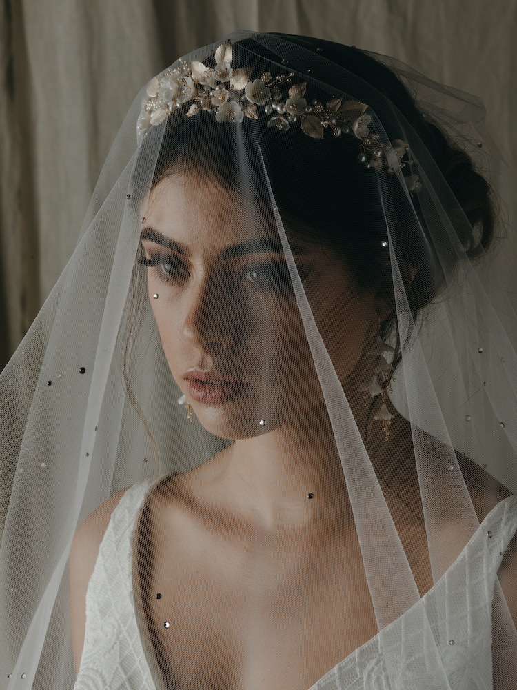How To Accessorise A Lace Wedding Dress 17