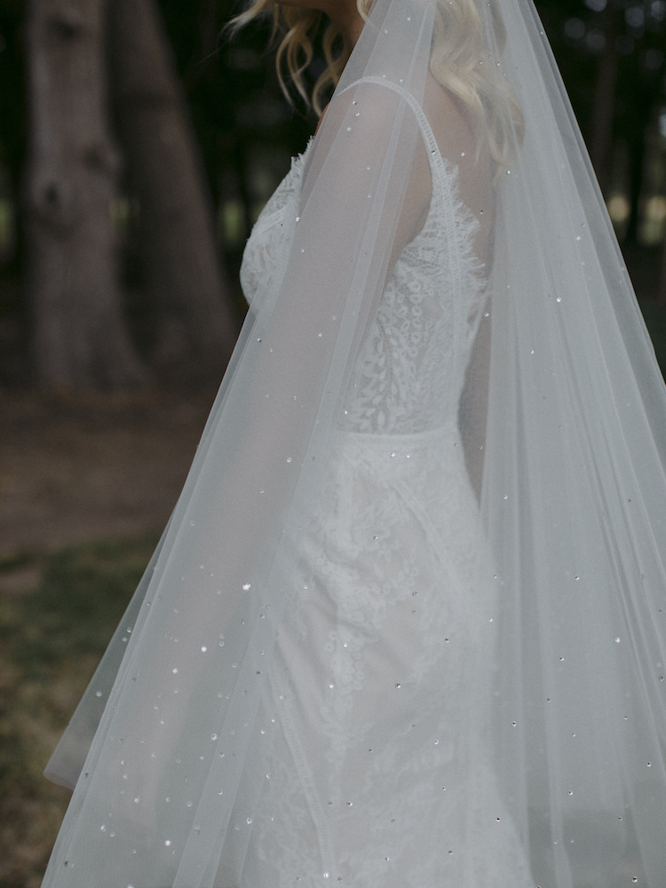 How To Accessorise A Lace Wedding Dress 18