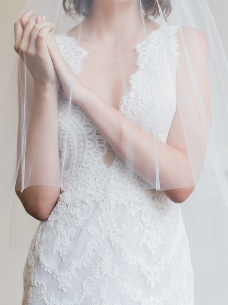 How To Accessorise A Lace Wedding Dress 30