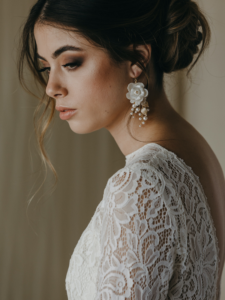 How To Accessorise A Lace Wedding Dress 6