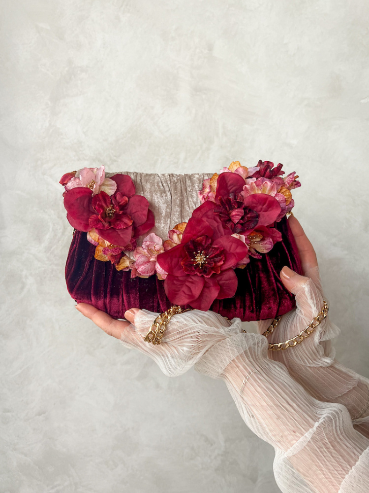 Lionheart Embellished Clutch With Chain 2